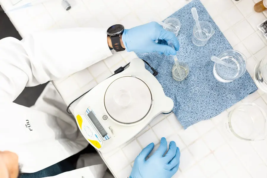 Plan de travail et équipements dans un laboratoire